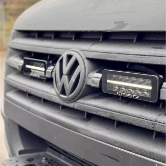 VW Crafter 1. Gen (2012-2016) - dedykowany zestaw lamp LP-TRX3-7E z mocowaniem na atrapie chłodnicy - 4