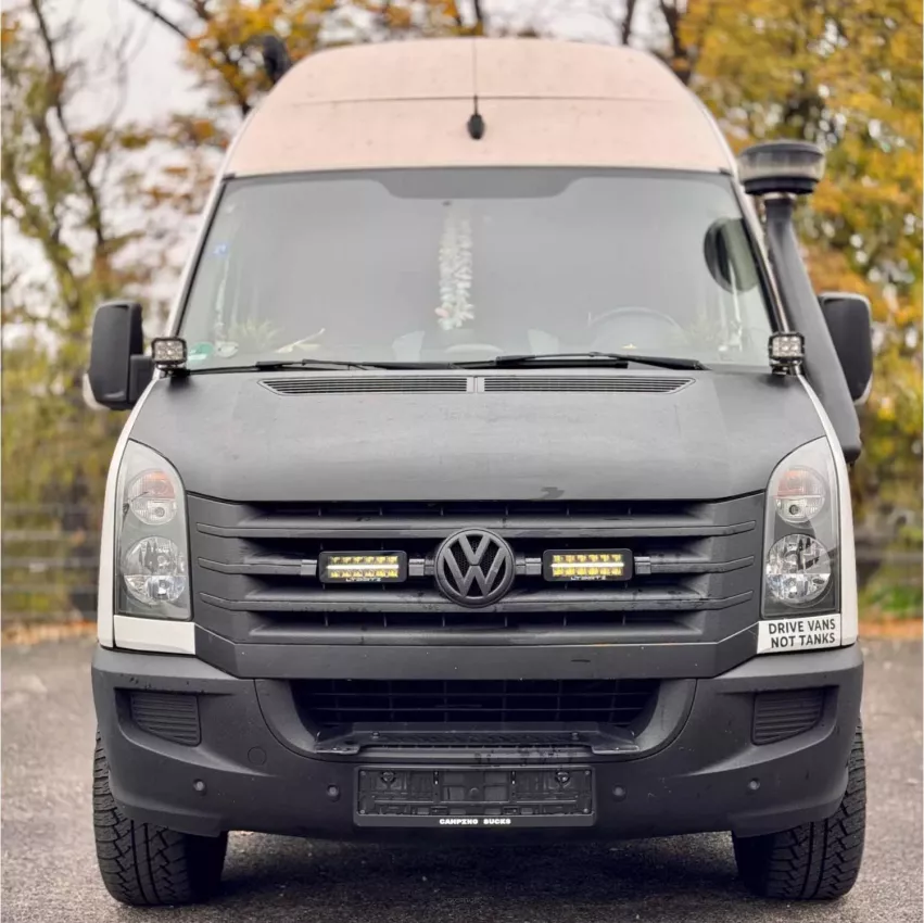 VW Crafter 1. Gen (2012-2016) - dedykowany zestaw lamp LP-TRX3-7E z mocowaniem na atrapie chłodnicy