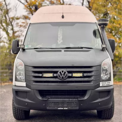 VW Crafter 1. Gen (2012-2016) - dedykowany zestaw lamp LP-TRX3-7E z mocowaniem na atrapie chłodnicy