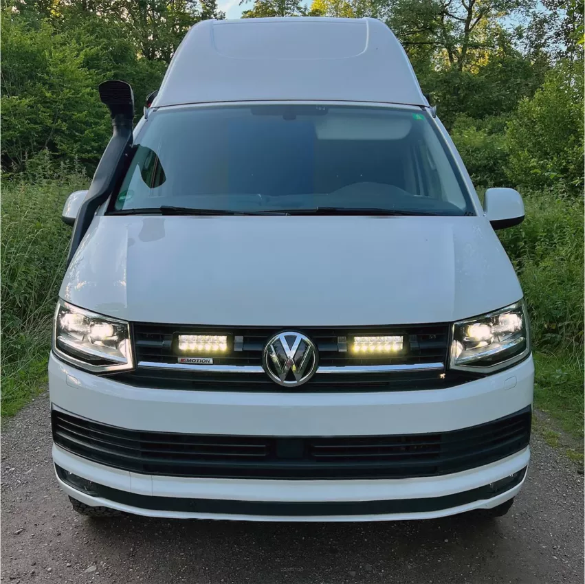 VW T6 Multivan - dedykowany zestaw lamp LP-TRX3-7E z mocowaniem na atrapie chłodnicy
