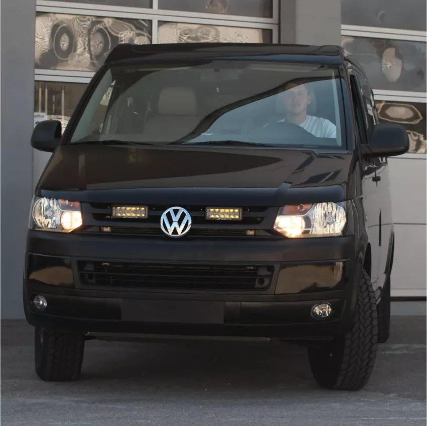 VW Bus T5.2 - dedykowany zestaw lamp LP-TRX3-7E z mocowaniem na atrapie chłodnicy