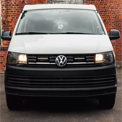VW T6 Transporter - dedykowany zestaw lamp LP-TRX3-7E z mocowaniem na atrapie chłodnicy