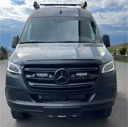 MB Sprinter W907 - dedykowany zestaw lamp LP-TRX3-7E z mocowaniem na atrapie chłodnicy