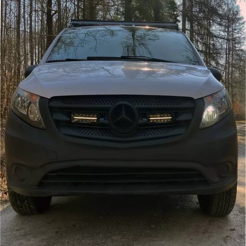 MB Vito W447 (2014-2019) - dedykowany zestaw lamp LP-TRX3-7E z mocowaniem na atrapie chłodnicy
