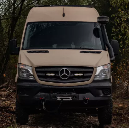 MB Sprinter W906 Facelift (2013 -2018) - dedykowany zestaw lamp LP-TRX3-7E z mocowaniem na atrapie chłodnicy